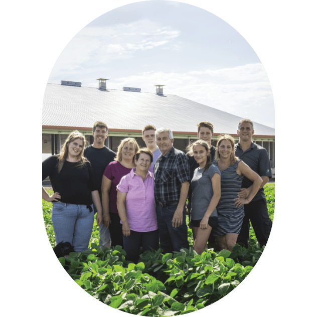 La famille agricole de trois générations de la ferme Breault et frères pose dans son champ de soya.