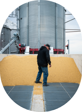 Un producteur agricole devant un silo analyse le grain avant la mise en marché. 