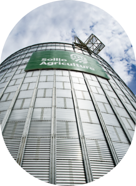 Un silo de Sollio Agriculture pour l'entreposage des grains, vue d'en bas. 